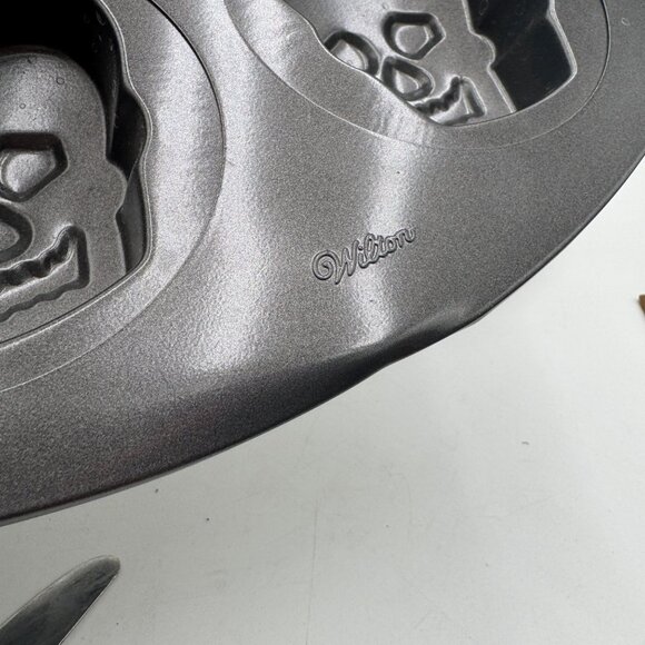 SKULL MINI CAKE PAN 6 Cupcakes Heads Halloween Mold Skeleton Non-Stick Wilton 3D - Picture 3 of 9